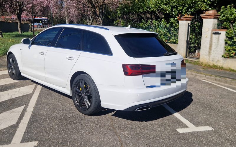 Coche cargado en una grúa después de la compra y el pago