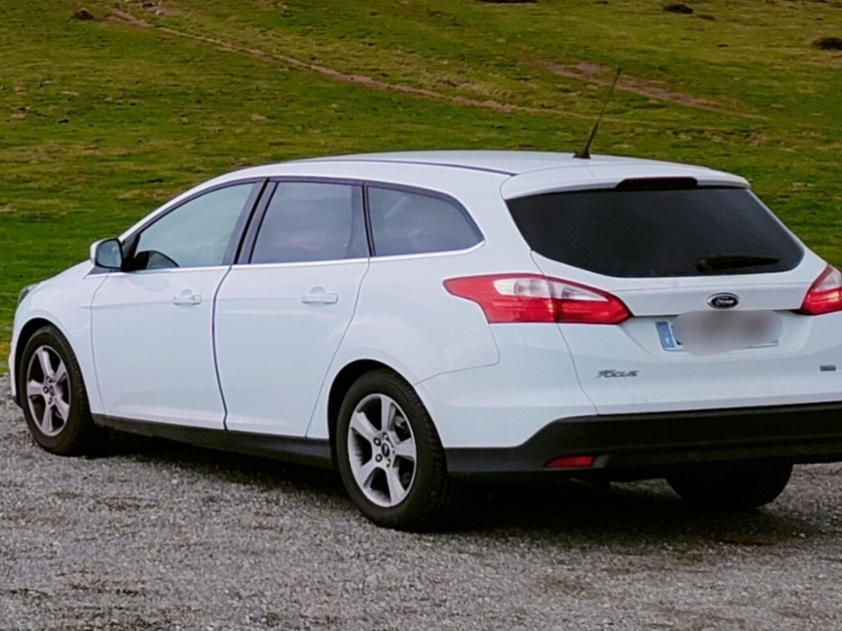 Ford Focus familiar blanco